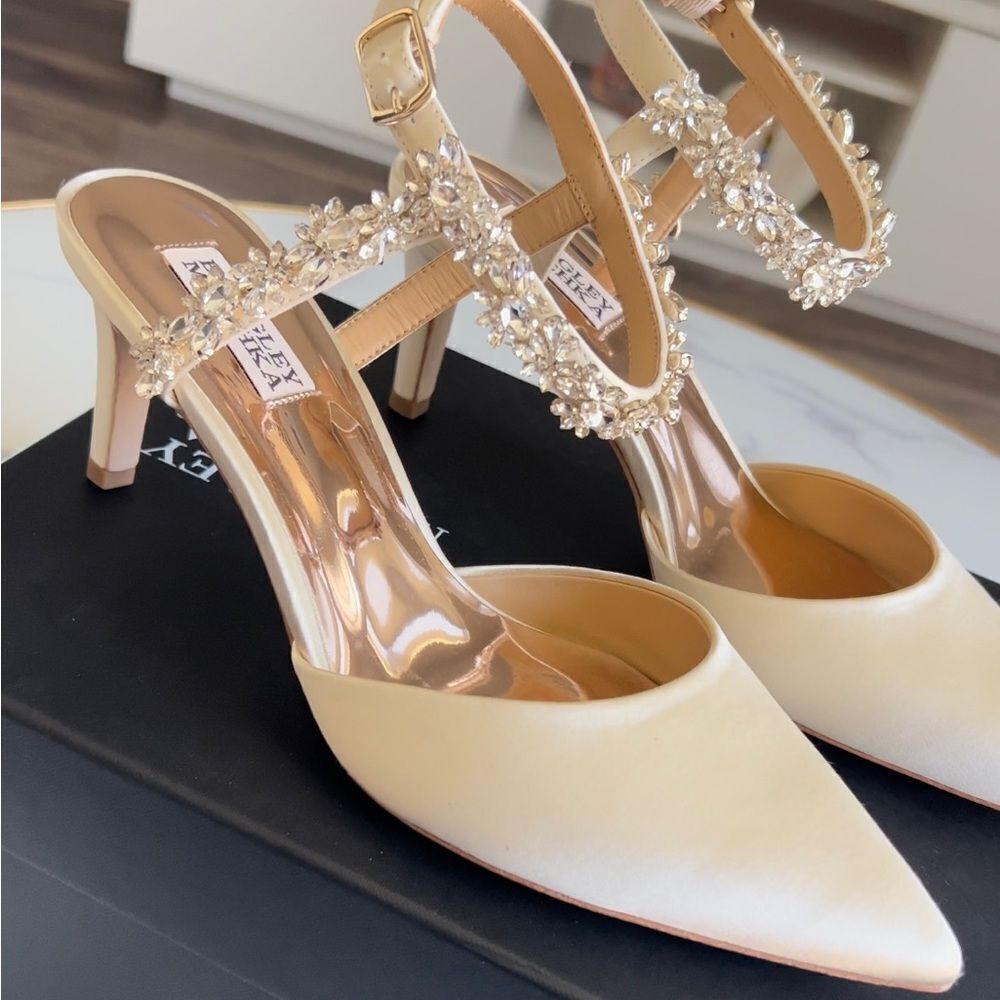 Badgley Mischka Esmeralda Embellished Pointed Toe‎ Pump, Ivory Satin, Size 8.5 - Picture 4 of 8